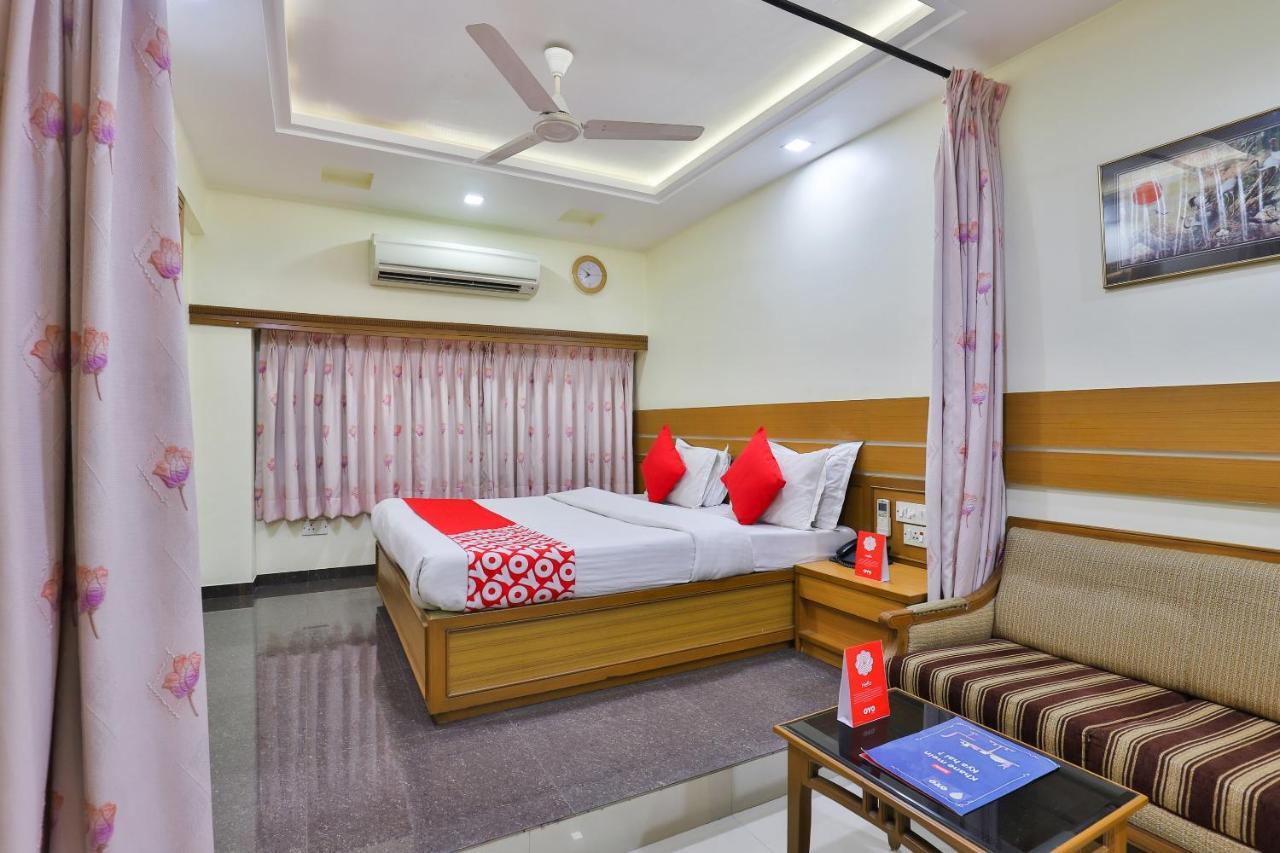 Oyo 17117 Hotel Rainbow Vadodara Kültér fotó