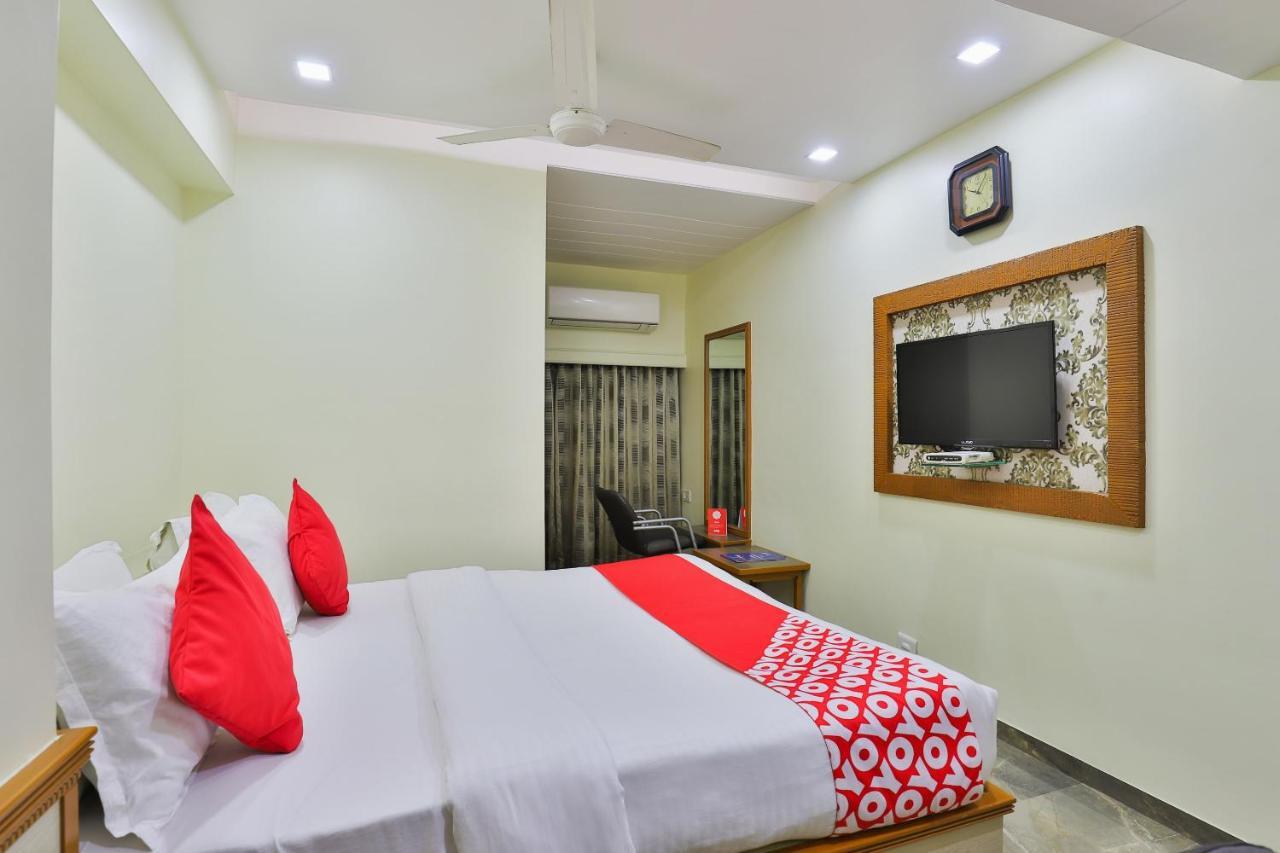 Oyo 17117 Hotel Rainbow Vadodara Kültér fotó
